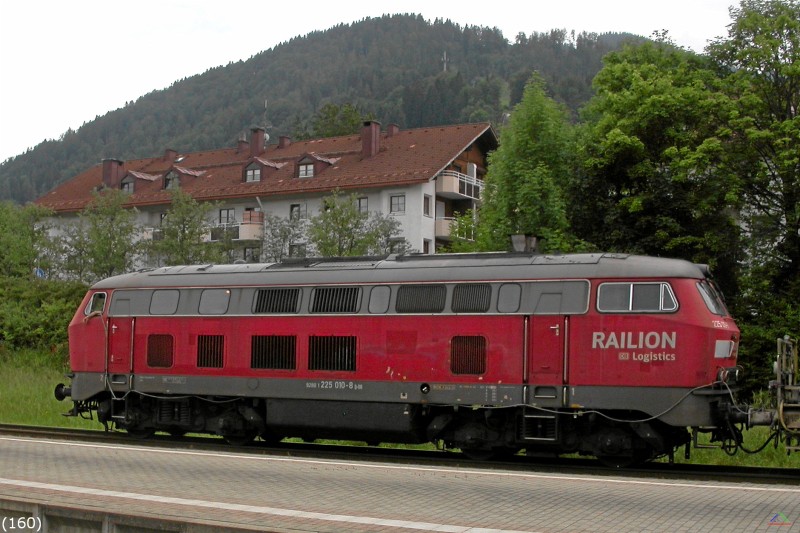 Bahn 160.jpg - Bespannt ist der Unkrautzug vorne mit Lok 225 010-8. Am anderen Ende des 'Sandwichs' ist vermutlich auch eine BR 225.